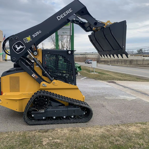 Chargeuse compacte sur chenilles John Deere 325G de type chenillé, jaune, montée sur chenilles avec attache de godet - Product Image 1