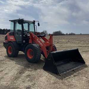 Chargeuse sur pneus électrique KUBOTA R640 2022 avec moment de charge élevé et godet de 48 L - Product Image 2
