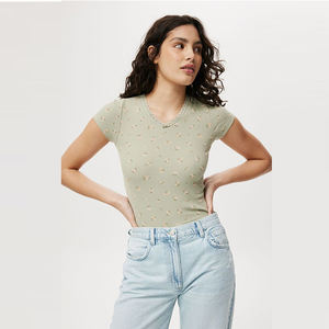 Diseño de impresión personalizada cuello en V Slim Fit Venta caliente ropa de calle elástica diseño transpirable camisetas de mujer - Product Image 2