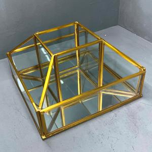 Organizador de Mesa Decorativo para Cosméticos con Diseño Único en Cristal Espejo y Acabado en Latón - Product Image 1