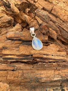 Pendentif artisanal en pierre de lune blanche, en argent Sterling 925, mini pierre précieuse, bijoux uniques et élégants, cadeau pour femmes et hommes - Product Image 4