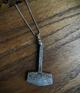 Collar con colgante de martillo de Thor de acero de Damasco para hombre, estilo vintage, regalo temático, regalo de cumpleaños, regalo para él, colgante personalizado - Product Image 6