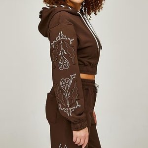 Nuevo Conjunto Deportivo Corto Marrón con Logotipo Bordado Personalizado para Mujer, Transpirable, Estilo Urbano, para Actividades al Aire Libre - Product Image 4