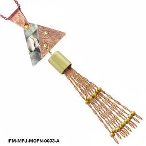 Collier artisanal en nacre, pendentif triangulaire en cuivre et laiton mélangés avec pompon, bijoux bohèmes pour femmes - Product Image 3