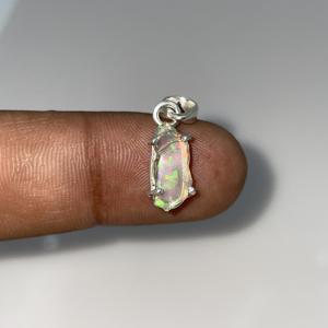 Pendentif vintage en opale naturelle éthiopienne, pierre précieuse brute, fait à la main, opale brute de feu multi, cadeau de mariage pour femme en cuivre - Product Image 4