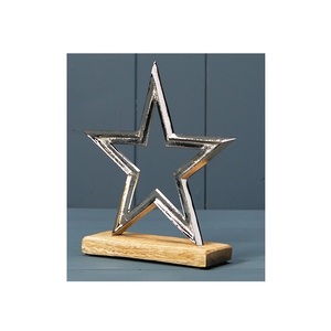 Estrella de calidad superior Metal Navidad Estrella de plata decorativa en base de madera 15 cm Decoración para el hogar - Product Image 1