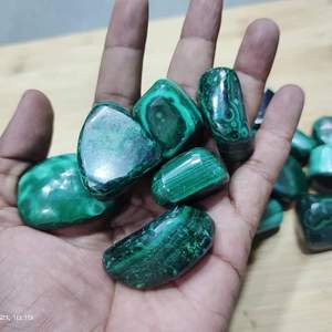 Vente en gros de pierres naturelles polies en malachite dégringolée pierres précieuses en cristal vert pour la décoration de bijoux de guérison Feng Shui Style d'amour - Product Image 2