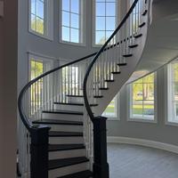 Escalier incurvé intérieur de luxe haut de gamme par CBMmart, sur mesure pour appartement et villa