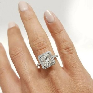 Bague de fiançailles en diamant de 3.0 ct taille princesse cultivée en laboratoire Style Halo Bague de mariage en or blanc 14 carats pour femmes - Product Image 4