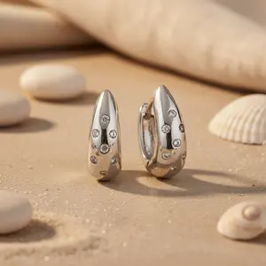 Pendientes de Aro Plateados para Uso Diario con Cristales de Circonita Cúbica para Mujer - Product Image 2