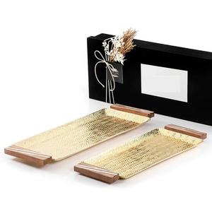 Plateau à café en métal au design martelé avec poignées en bois Vaisselle en forme de rectangle Plateau à salade en aluminium pour restaurant - Product Image 5