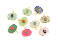 Pendentif de collier ethnique ovale fait main en laiton plaqué or avec sertissage clos et pierres précieuses multiples, style orthodoxe, idéal pour les fêtes