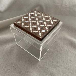 Caja de almacenamiento de acrílico Opulent Grace con tapa de madera MOP artística Caja de presentación elegante para chocolates festivos y frutas secas - Product Image 4