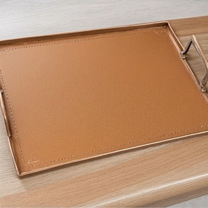 Bandeja de cuero de lujo con textura rica y asas elegantes hechas a mano para comedores de gama alta y lugares de hospitalidad profesional - Product Image 1