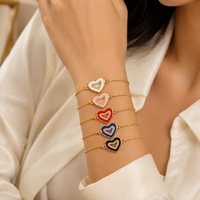 Bracciale da donna alla moda con ciondoli personalizzati in ottone placcato oro 18k, smalto morbido rosso e blu, e charm a cuore con zirconi