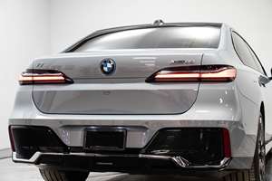 รถยนต์ปี 2023 ผ่านการรับรองความสะอาด รถใช้แล้วสภาพดี ระบบขับเคลื่อนสี่ล้อ เครื่องยนต์ดีเซลเทอร์โบ ความจุ 8 ลิตร เกียร์อัตโนมัติ เบาะหนัง ล้อแม็กซ์ R19 พวงมาลัยซ้าย - Product Image 6