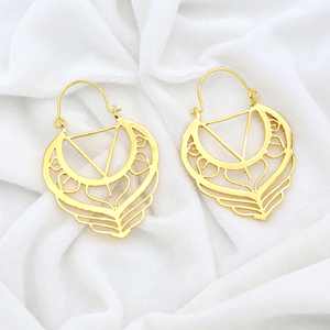 Aros largos de diseño exclusivo, Material Unisex de latón, forma de triángulo, flor de loto Floral, elegantes pendientes colgantes chapados en oro de 18 quilates - Product Image 5