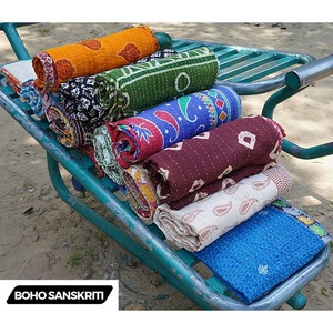 Boho Kantha ผ้าห่มผ้าฝ้ายแบบกลับด้านได้ทำด้วยมือผ้าห่มเย็บปะลายดอกไม้วินเทจชนเผ่าอินเดีย Gudari หลากสี