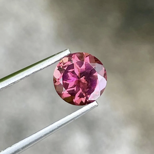 Tourmaline rose naturelle de forme ronde à facettes pierres précieuses en vrac couleur rouge anneaux collier boucles d'oreilles fabrication de bijoux 6mm - Product Image 1