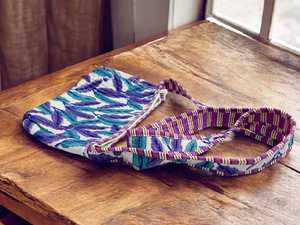 Bolsa con Estampado a Mano con Hojas Púrpuras y Verde Azulado sobre Fondo Blanco, Fácil de Lavar, Accesorios para Mujer - Product Image 4