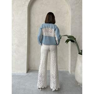 Veste en jean pour femme Topshow en bleu DSN1 avec détails en dentelle, vente en gros - Product Image 1