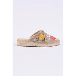 Alpargata cerrada con cuña baja - Product Image 1