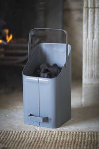 Seau à charbon en fer spacieux et bien conçu avec une touche industrielle moderne pour le poêle à bois et le foyer. - Product Image 5