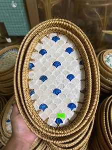 Plateau en rotin artisanal du Vietnam avec incrustation de nacre colorée pour la présentation de table à la maison - Product Image 3