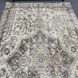 Tapis de 4,4 x 8,8 pieds, tapis vintage, tapis turc en laine grise à carreaux - Product Image 4