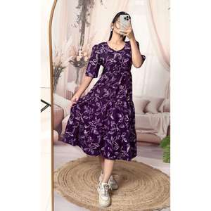 Presentamos nuestro impresionante traje hecho a mano para elevar su aspecto festivo. Con su rico color y diseño elegante, es el perfecto - Product Image 1