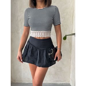 เสื้อเบลาส์ลายทางสำหรับผู้หญิงมีขอบเสื้อลายลูกไม้หรูหราและทันสมัย - Product Image 2