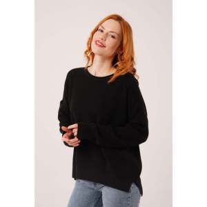 Pull en tricot noir Thessaloniki avec fente latérale, style décontracté, vente en gros - Product Image 2