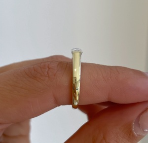 East West Emerald Cut Lab Grown Diamond Ring Solitaire CVD Lab Diamond Bridle Ring 0,42 Ct Emerald Cut Lab Grown Anillo de compromiso - Product Image 2