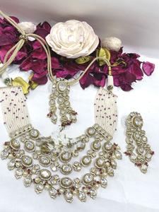 Collar de novia Kundan chapado en oro de calidad premium Radiant con aretes a juego para la colección de ropa de boda para mujeres. - Product Image 2