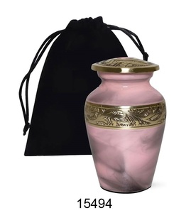 Urne funéraire en laiton personnalisée pour les cendres avec gravure personnalisée, créant un hommage unique pour une mémoire spéciale - Product Image 2