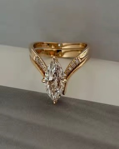 Juego de anillos de compromiso de diamante cultivado en laboratorio de corte Marquesa VS1 con una alianza de boda única de oro sólido de 14 quilates para mujer - Product Image 4