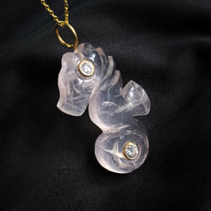 จี้หินโรสควอตซ์ธรรมชาติรูปม้าน้ำ ประดับเงินแท้ 925 ชุบทอง ฝังหินสองเม็ด จี้แฟชั่น เครื่องประดับเสริมเสน่ห์ - Product Image 6