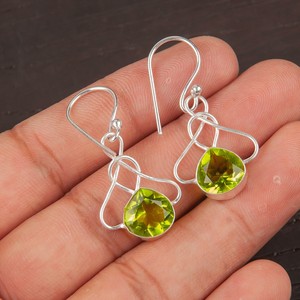 Boucles d'oreilles plaquées or vintage de haute qualité avec pierres précieuses paridot hydro et argent sterling 925 pour femmes et jeunes filles, idéales pour les fêtes - Product Image 1