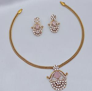 Ensemble de collier élégant de qualité supérieure avec finition mate et pierres AD exclusives et boucles d'oreilles pour mariage pour femmes - Product Image 5