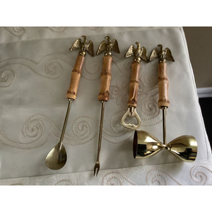 Juego de utensilios de metal y madera de primera calidad con acabado pulido dorado, perfecto para bodas y vajilla elegante - Product Image 1