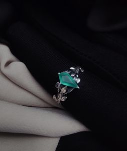 Anillo de Plata de Ley 925 con Ónice Verde en Corte Cometa, con Opciones de Baño de Oro, Joyería de Piedras Preciosas Hecha a Mano, Venta al por Mayor, Personalizable - Product Image 1