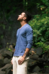 Camiseta personalizada de algodón con cuello de pico al por mayor, ropa de calle extragrande de manga larga, ropa unisex cómoda de moda de calidad superior - Product Image 3