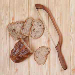 Cortadora de pan de cocina profesional con cuchillo dentado de acero inoxidable, mango de madera de bambú y lazo - Product Image 3