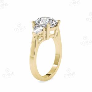 D'vins Jewels 1.08 ct. เบาะเพชรวงแหวนสามเหลี่ยมด้านข้างของ Leona 18K สีเหลืองทองสไตล์คลาสสิกสำหรับการจัดงานครบรอบ - Product Image 2