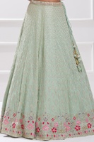 Lehenga en faux georgette avec broderie de fils zari, dori, sequins, travail de miroir, blouse et dupatta en tulle doux avec bordure en dentelle