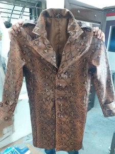 Chaqueta de bombardero larga Vintage hecha a mano para hombre, piel de oveja genuina con diseño de avestruz de serpiente en relieve, logotipo frontal teñido liso - Product Image 4