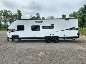 Caravane de voyage haut de gamme d'occasion 2023 2024 Forest River RVs Wildwood X-Lite, construction en aluminium, double amortissement, disponible - Product Image 5