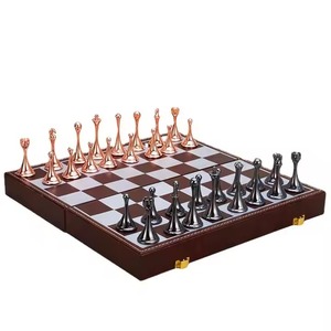 Jeu d'échecs en métal de style vintage avec des pièces solides et lourdes pour un jeu de stratégie classique et une décoration intérieure élégante - Product Image 2