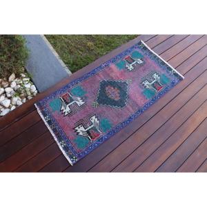 Alfombra de 1.7x3.5 pies, alfombra turca vintage, alfombra con motivos de plantas y árboles en azul y rojo - Product Image 4