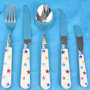 Ensemble de couverts élégant en résine blanche avec poignée en forme d'étoile pour enfants, pour les repas en intérieur et en extérieur, les fêtes et le quotidien - Product Image 1